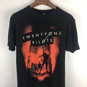 21 pilots black concert tee